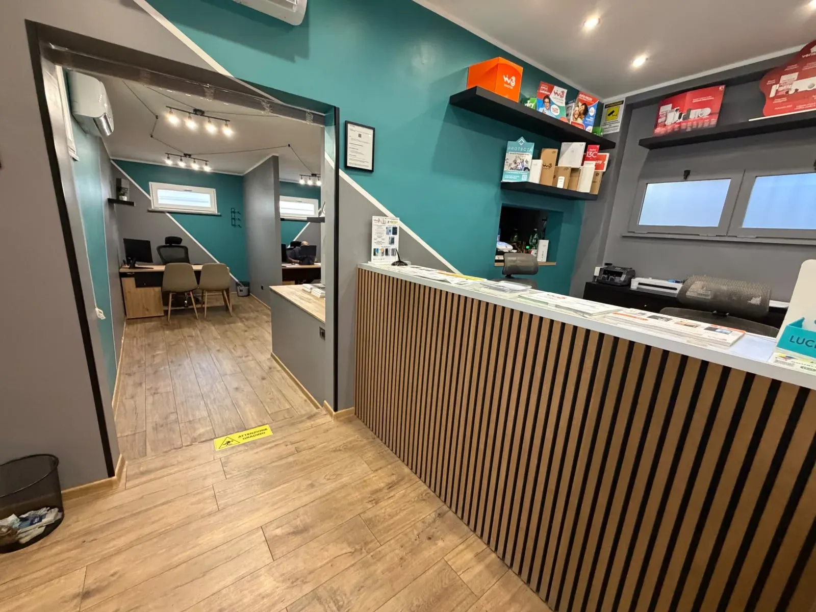Ingresso agli sportelli assistenza e consulenza per telefonia, assicurazioni, energia, spedizioni e pagamenti. — Viale Nuova Florida 253, Ardea (RM)