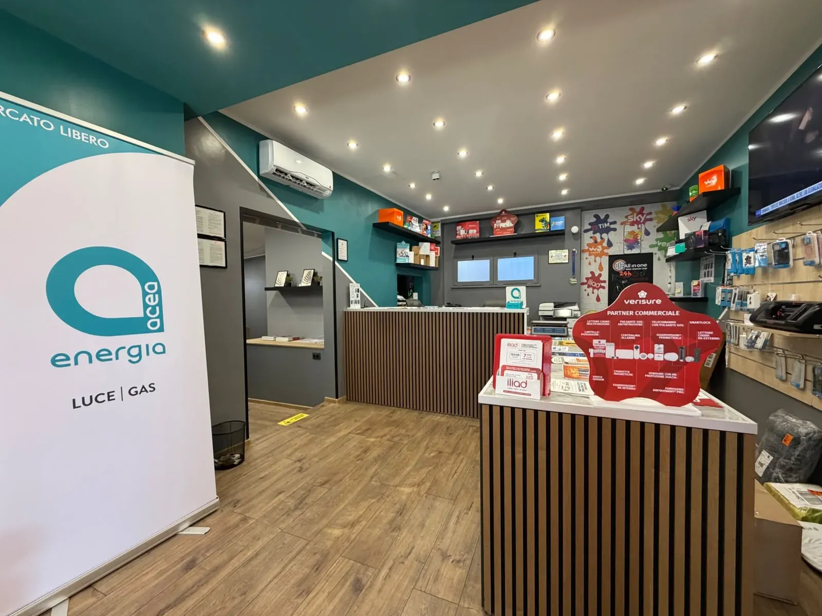 Ingresso, area accoglienza e sportello clienti del negozio All in One multiservizi ad Ardea